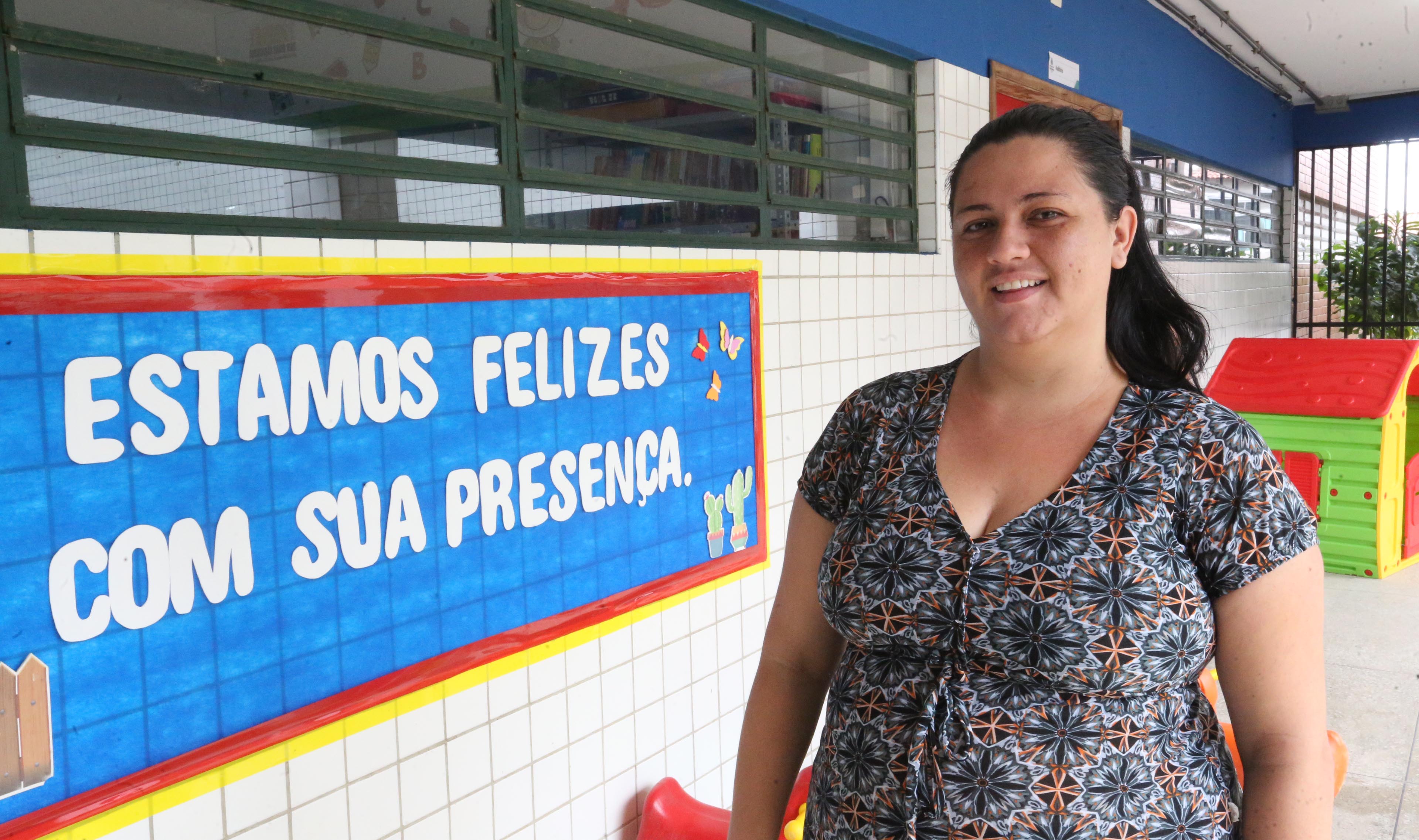 mulher posa para foto sorrindo